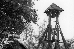 Die Betglocke auf dem alten Schulgelände