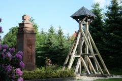 Betglocke und Kriegerdenkmal
